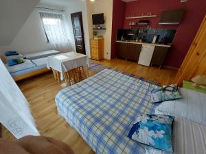 ein Wohnzimmer mit einem Bett und einem Tisch in der Unterkunft Czarna Jagoda in Czarna Góra