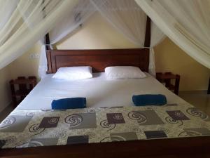 un grande letto con due cuscini sopra di Blue Point Rest a Tangalle