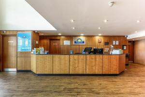 ピーターバラにあるDays Inn Peterboroughのフロントデスクのある病院のロビー