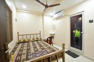 een slaapkamer met een bed in een kamer bij VIJAY BALAJI MAHAL A/C in Tiruvannamalai