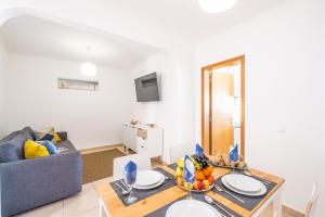 una sala de estar con una mesa y un sofá en Casa Negril by Algarve Vacation, en Albufeira