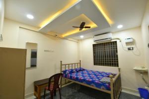 a small room with a bed and a ceiling at VIJAY BALAJI MAHAL A/C in Tiruvannāmalai