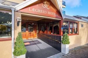 ソンダルにあるBest Western Laegreid Hotellの建物正面の看板のあるレストラン