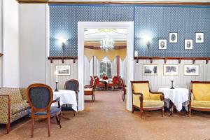 een eetkamer met tafels en stoelen en een spiegel bij Best Western Tingvold Park Hotel in Steinkjer