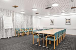 uma sala de conferências com mesa e cadeiras em Havly Hotell em Stavanger