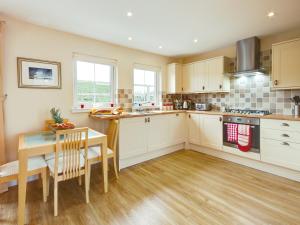 A kitchen or kitchenette at Buzzard Cottages - 27940