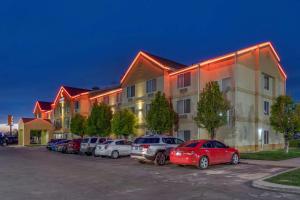 una fila de autos estacionados en un estacionamiento frente a un edificio en Comfort Inn & Suites Woods Cross - Salt Lake City North en Woods Cross