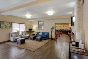 sala de estar con sofá y mesa en Comfort Inn & Suites Woods Cross - Salt Lake City North en Woods Cross