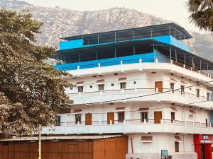 un gran edificio con un balcón en la parte superior. en HOTEL RAJGIR INTERNATIONAL, en Rajgir