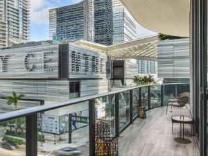 - un balcon avec vue sur un bâtiment dans l'établissement SLS LUX Brickell, à Miami