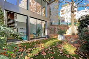 uma casa com um quintal com folhas no chão em CENTRAL & BRIGHT Apartment on two floors 'TURQUOISE' -By EasyLife Swiss em Lugano