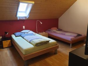 - une chambre avec 2 lits et une fenêtre dans l'établissement Apartment Dorfstrasse 16, à Leuzigen