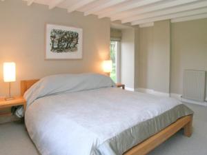 - une chambre avec un lit blanc et 2 lampes dans l'établissement The Bothy House, à Berwick Hill