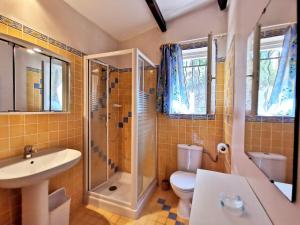 Un baño con ducha, inodoro y lavabo. en Villa accueillante avec piscine à La Croix-Valmer, en La Croix-Valmer 26 fotos más