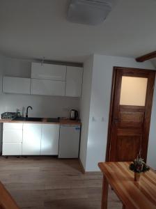 Kuchyň nebo kuchyňský kout v ubytování Agroturystyka Ranczo Gościszów