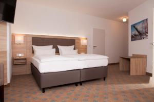 Postel nebo postele na pokoji v ubytování Hotel Frisia