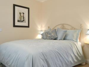 ケズウィックにあるCobble Garthのベッドルーム(白いベッド、青い枕付)