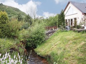 une maison sur une colline à côté d'une rivière dans l'établissement Stob-ban View - S4582, à Fort William