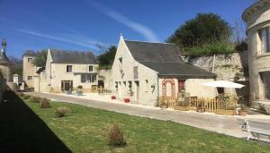 a white building with an umbrella in a yard at Cottage du chateau for 4 people 90 M- 2 bedrooms 2 bathrooms pool in Azay-le-Rideau