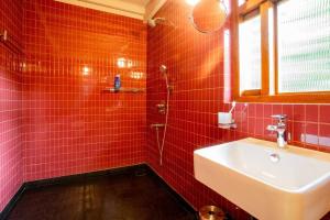 Koupelna v ubytování Fully AC 3BDHK villa with Jacuzzi pool and courtyard