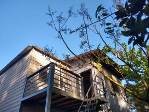 una casa que se está construyendo con una escalera en Casa Namasté en Mar del Plata