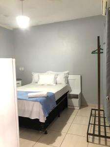 Säng eller sängar i ett rum på HOTEL RIO VERDE