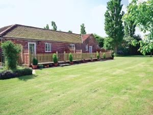 a brick house with a yard in front of it at Moorhen Cottage - E3750 in Leverton