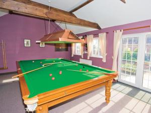 una mesa de billar en una habitación con paredes púrpuras en Moorhen Cottage - E3750 en Leverton