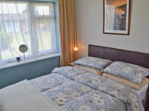 Una cama o camas en una habitación de Dynamo Cottage
