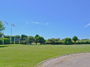 un campo de hierba con una pelota de fútbol. en Dynamo Cottage, en St Margarets at Cliff