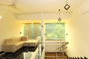 Ruang duduk di Muskan Paradise Villa with Pool Yelagiri By Lexstays