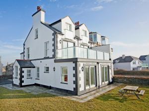 an external view of a white house at Glan Y Mor 1 in Trearddur
