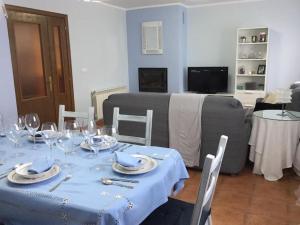 una mesa con un paño de mesa azul y copas de vino en Moncalvilla, en Sojuela