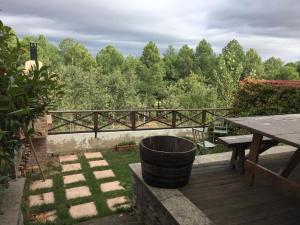 une terrasse en bois avec une table et une table de pique-nique dans l'établissement Moncalvilla, à Sojuela