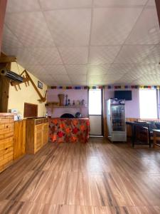 une pièce vide avec une cuisine et un réfrigérateur dans l'établissement Gombo Hideaway, à Nagarkot