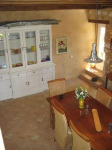 jadalnia z drewnianym stołem i krzesłami w obiekcie Landhaus mit Pool Petite Mombette w mieście Cénac-et-Saint-Julien