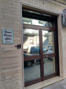 une porte menant à une entrée du garage avec un panneau sur celle-ci dans l'établissement Domus vacanze Alfieri, à Manfredonia