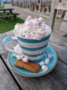 eine Tasse Dessert mit Marshmallows und einem Kochtopf in der Unterkunft Foxy cottage nr Westward Ho! in Northam
