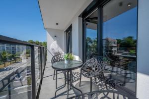 Balkón nebo terasa v ubytování Domki i apartamenty Skandynawia z basenem