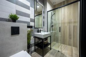 Koupelna v ubytování Domki i apartamenty Skandynawia z basenem