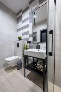 Koupelna v ubytování Domki i apartamenty Skandynawia z basenem