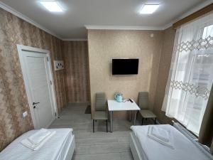 Rúm í herbergi á Hotel Elit