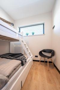 Postel nebo postele na pokoji v ubytování Domki i apartamenty Skandynawia z basenem