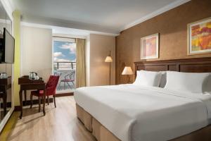Cama ou camas em um quarto em Occidental Taksim