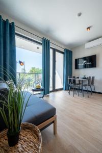 Posezení v ubytování Domki i apartamenty Skandynawia z basenem