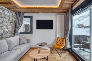 a living room with a couch and a table at Appartement Cafetan in Tignes
