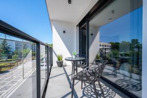 Balkón nebo terasa v ubytování Domki i apartamenty Skandynawia z basenem