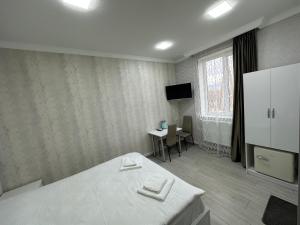 Rúm í herbergi á Hotel Elit
