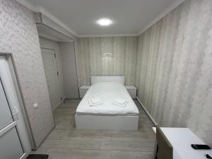 Rúm í herbergi á Hotel Elit