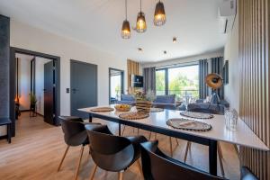 Posezení v ubytování Domki i apartamenty Skandynawia z basenem